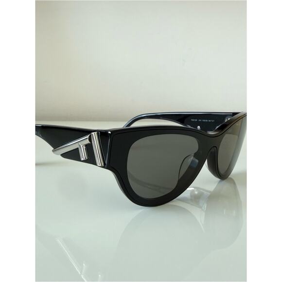 NEW!!! Fendi black women sunglasses FE40135F 01A Authentic main image 5